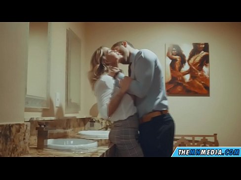 ❤️ Pamene blonde wabusty akunyengererani m'chimbudzi cha anthu onse ☑  pa ny.porn-list.ru  ❌️❤
